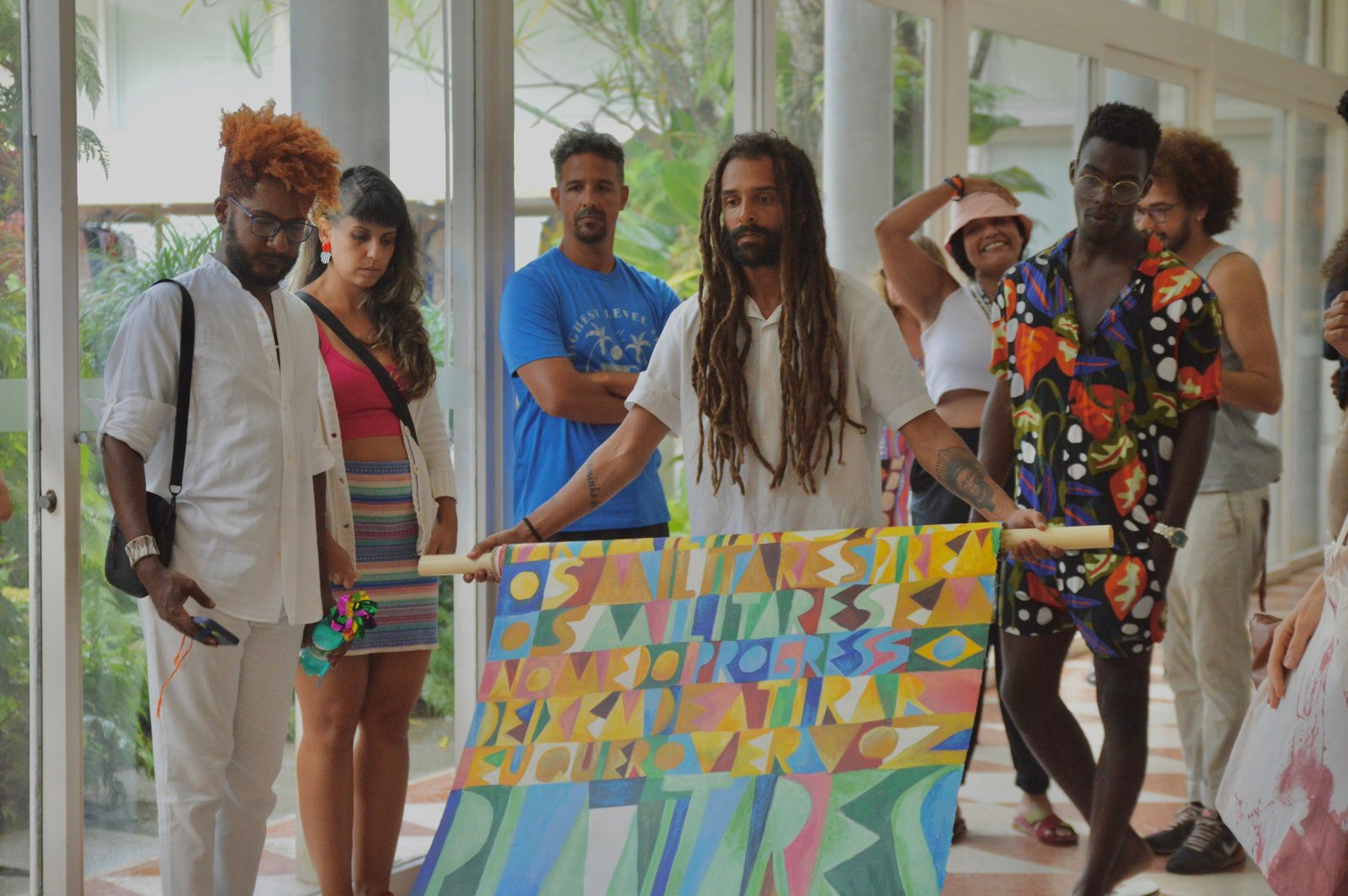 Performance Sacro-Ofício no IMS — o artista carrega O Pergaminho entre o público